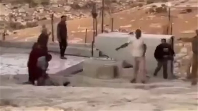 فيديو صادم من الضفة.. اعتداءات على الفلسطينيين وسط حماية جنود الاحتلال