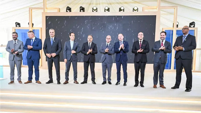 بتكلفة ٢٥ مليون دولار.. محافظ الشرقية يفتتح مشروع إنتاج الزجاج المطلي 