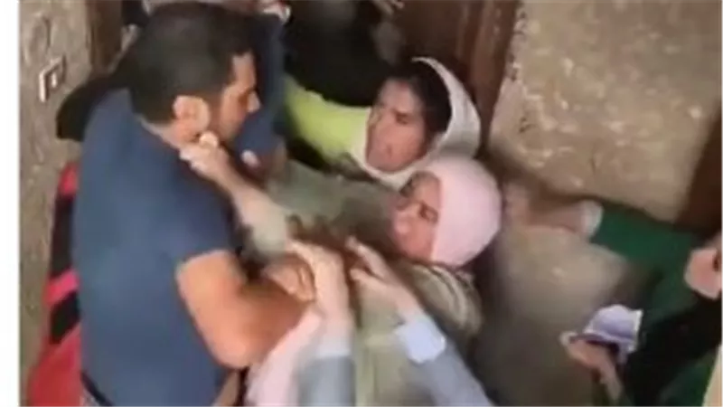    لحظات رعب أمام البيت.. سيدات يتدخلن لإنقاذ طفل وسط مشاجرة أسرية في مشهد صادم