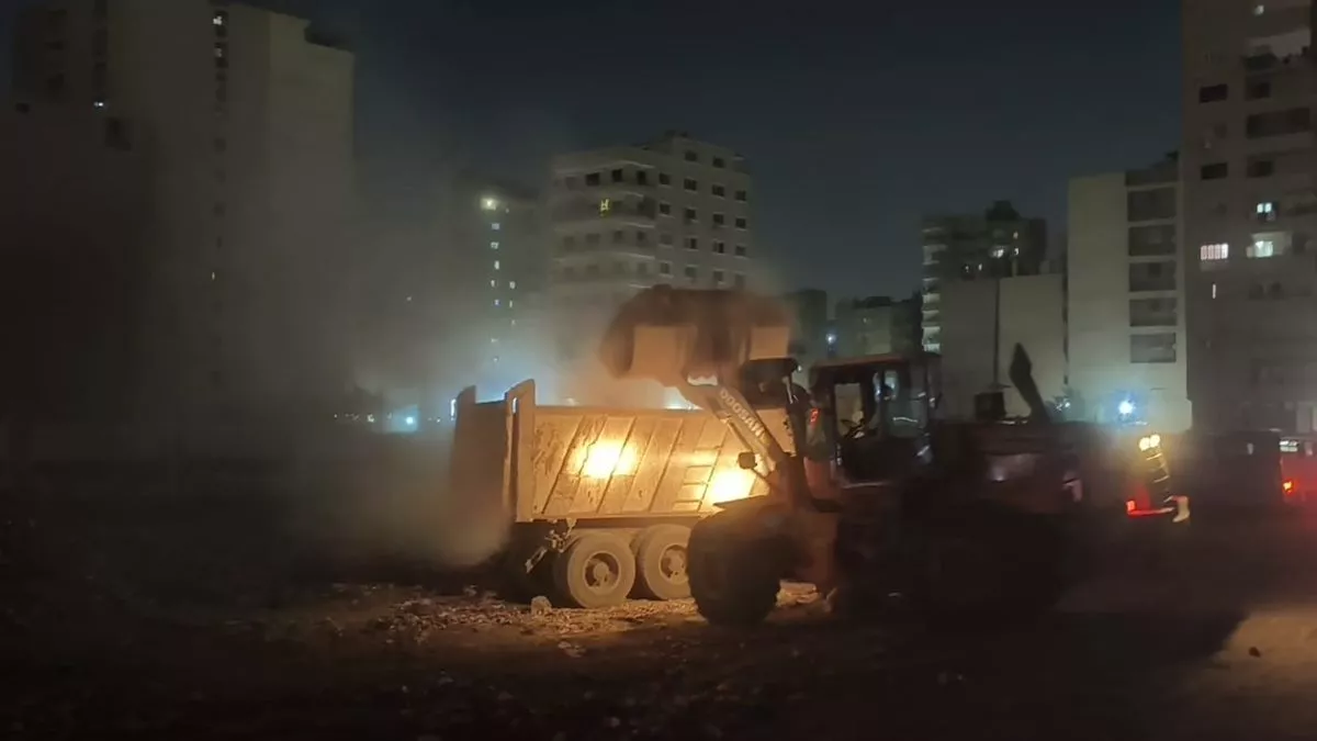 <strong>رفع القمامة وإصلاح كسر الصرف الصحي أسفل الدائري بالهرم</strong>
