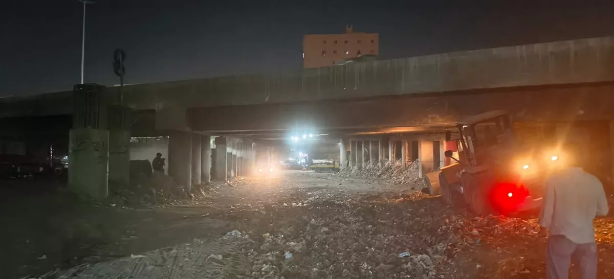 <strong>رفع القمامة وإصلاح كسر الصرف الصحي أسفل الدائري بالهرم</strong>