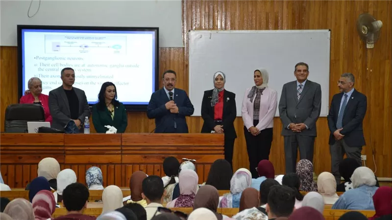 رئيس جامعة الإسكندرية يتفقد سير العملية التعليمية في أول أيام العام الجامعي