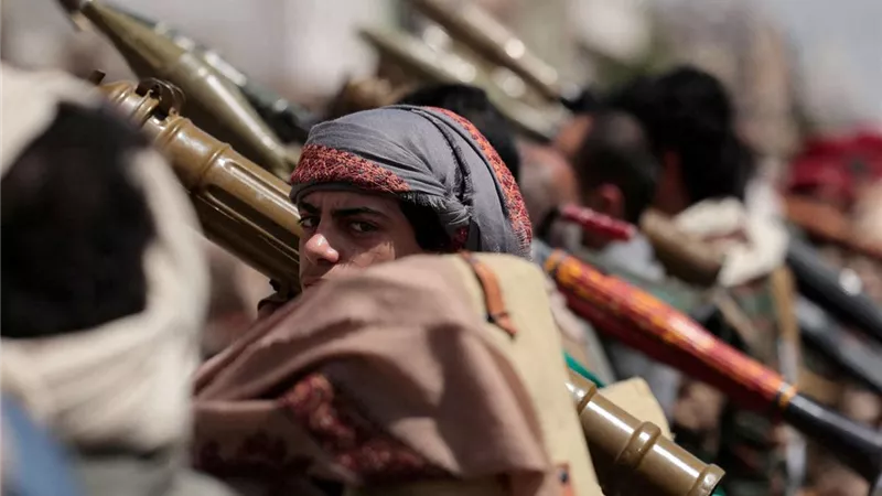 قصف حوثي يستهدف سوقا شعبيا مكتظا بباب المندب بعد خسائر ميدانية فادحة