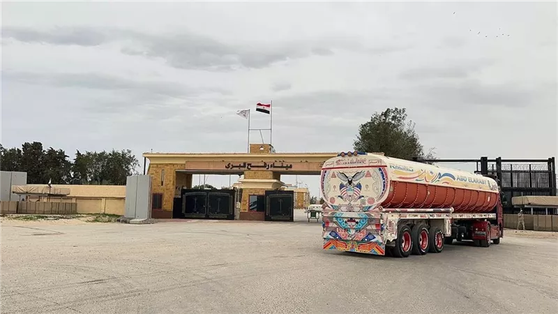 الهلال الأحمر المصري يطلق قافلة «زاد العزة 281» إلى غزة 