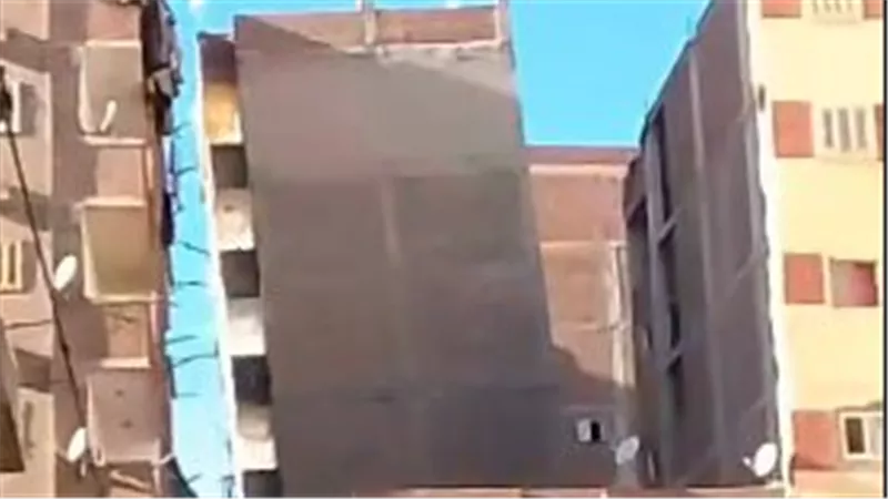 «الحقوا الناس قبل ما تموت العمارة مفرقعة ومايلة».. عقار مائل يثير الذعر في الإسكندرية