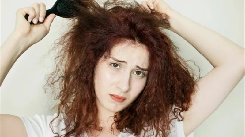 5 دقائق فقط.. روتين صباحي سريع للتخلص من هيشان الشعر المنفوش
