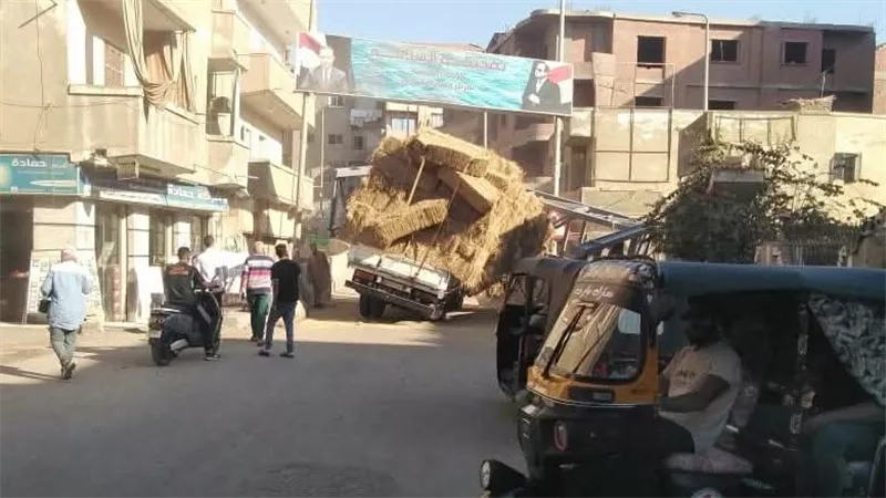 سقوط بوابة حديدية أعلى كوبري العلوي بالباجور بالمنوفية بعد تصادم سيارة تبن