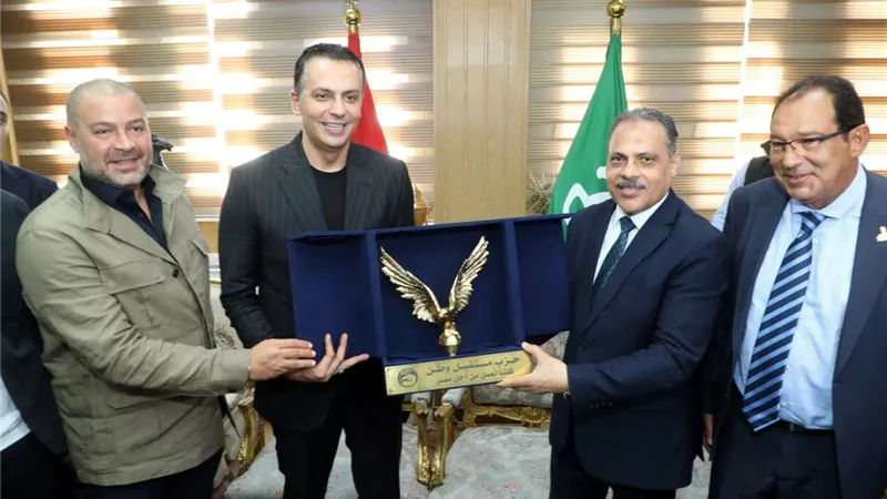محافظ الشرقية وعبد الجواد يسلمان إيصالات سداد المصروفات الدراسية لغير القادرين