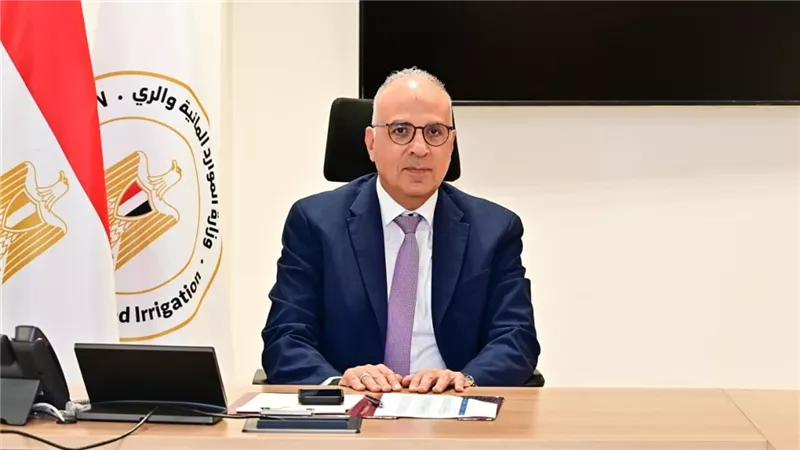 وزير الري ورئيس المقاولون العرب يبحثان تنفيذ مشروعات حماية الشواطئ وتأهيل الترع
