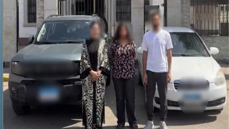 «خلاف على الطريق».. تفاصيل فيديو سيدة تطرق على زجاج سيارة بالإسكندرية