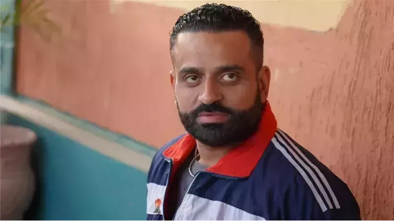 عمر السعيد يستقبل عزاء والده في مسجد الشرطة بأكتوبر