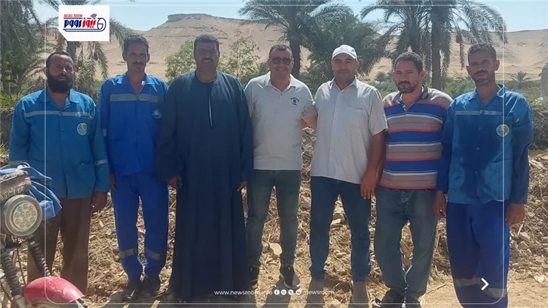 مياه الفيوم ترصد موقف المياه والضغوط بمنازل المواطنين ميدانياً بعزب سيلا والصا