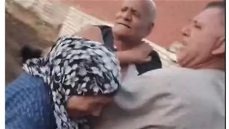 «اعتدى عليها أمام الكاميرا».. فيديو  يوثق اعتداءً على سيدة مسنة بسبب خلاف على أرض