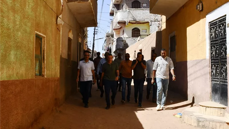 محافظ أسوان يشيد بجهود الأهالي في تطوير وتجميل مناطق شرق المدينة