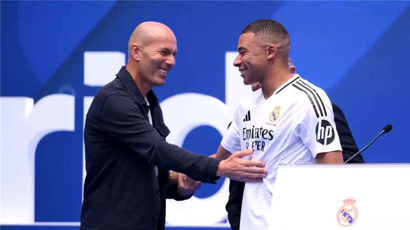 زيدان يستعيد ذكريات مبابي في ريال مدريد: لم أتوقع أن نعمل معًا في فرنسا