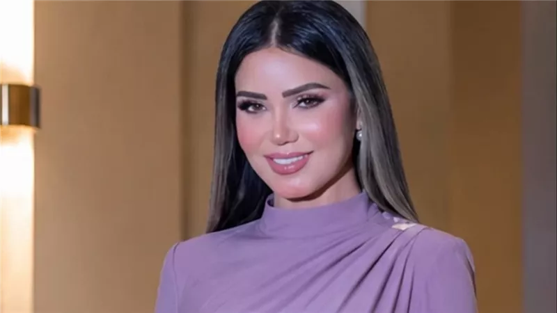 إيناس عز الدين تتألق بفستان موف في أحدث ظهور لها بجدة
