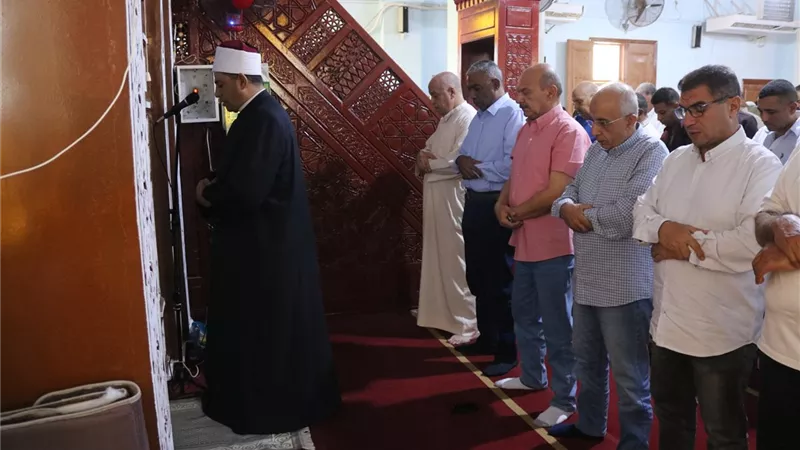 محافظ السويس يؤدي صلاة الجمعة بمسجد المعهد الديني في الملاحة