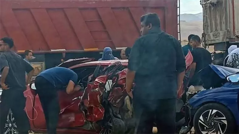 5 مصابين في تصادم سيارتين ملاكي بطريق السويس القاهرة