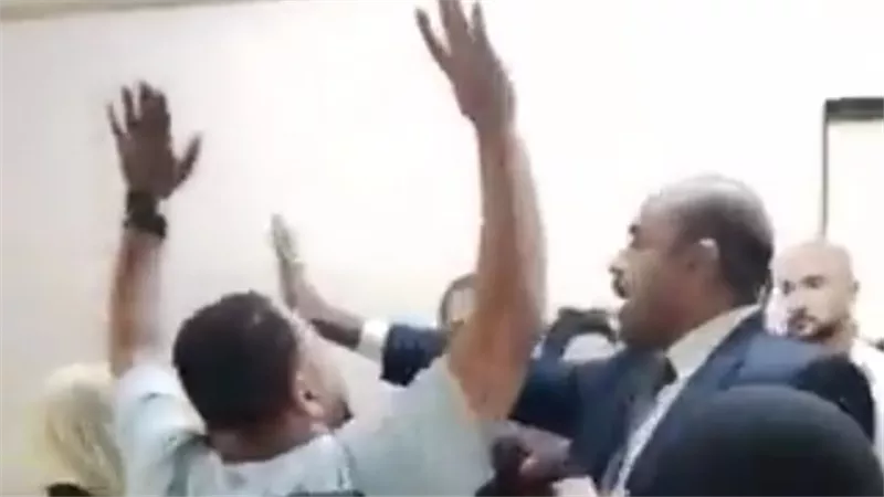 بعد الحكم للأم بالطلاق.. أطفال يرفضون ترك والدهم في المحكمة.. وأسرة الزوجة تتدخل بالقوة (تفاصيل)
