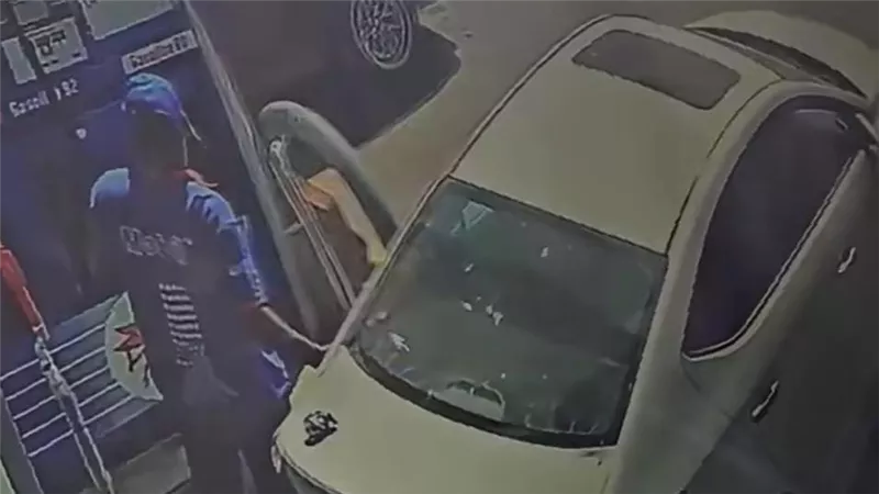 حط بـ1000 جنيه بنزين وهرب.. مواطن يخدع عامل بنزينة بعد تفويل عربيته 