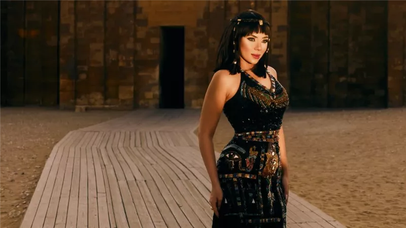 إيرينا يسري ملكة جمال مصر تروج للسياحة المصرية من سقارة |صور