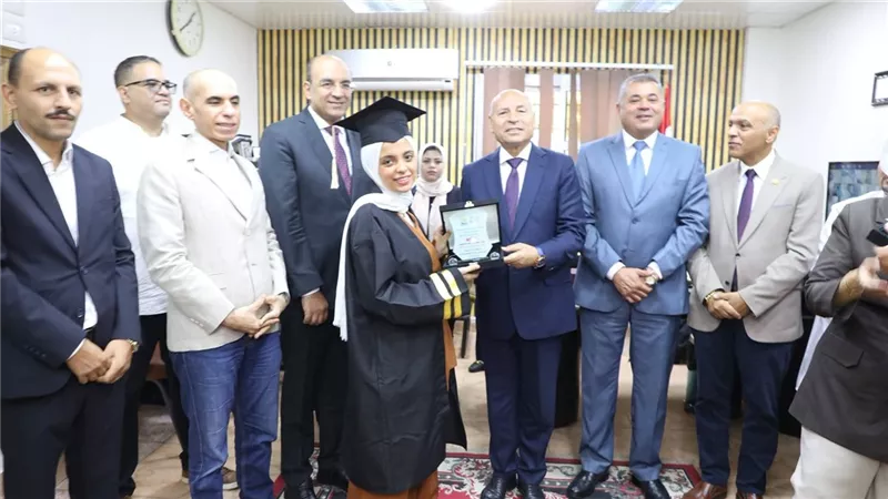 محافظ القاهرة يكرم 15 من أوائل خريجات معاهد التمريض ويفتتح تطويرات بمستشفى روض الفرج