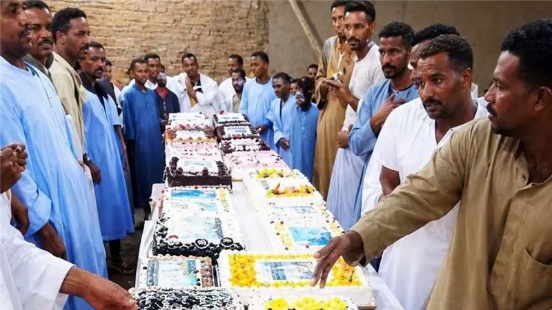 أصحاب العريس يفاجئونه بـ40 تورتة في حفل خطوبة ببنبان أسوان