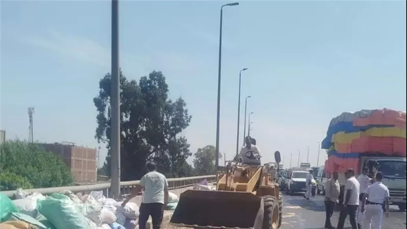 انقلاب حمولة سيارة جامبو أعلى كوبري قها بطريق القاهرة–الإسكندرية الزراعي