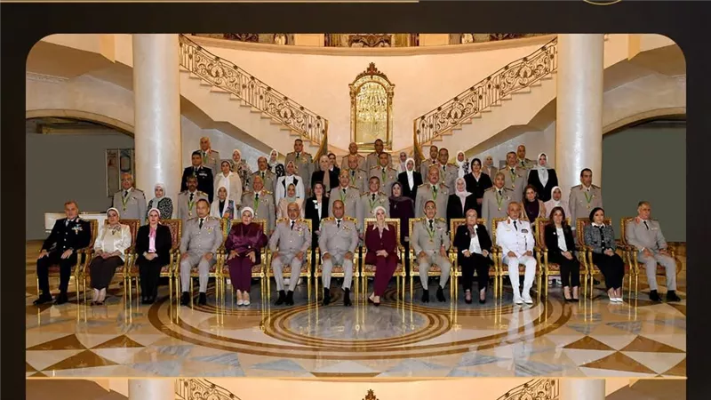 وزير الدفاع يكرم عددًا من القادة الذين أوفوا العطاء بالقوات المسلحة