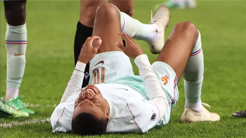 ريال مدريد يعلن إصابة مبابي في الركبة .. وفحص طبي شامل لتحديد مدة غيابه