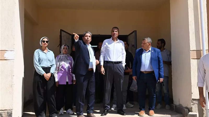 محافظ جنوب سيناء يتفقد المدرسة الدولية بشرم الشيخ والطرق المحيطة بها 