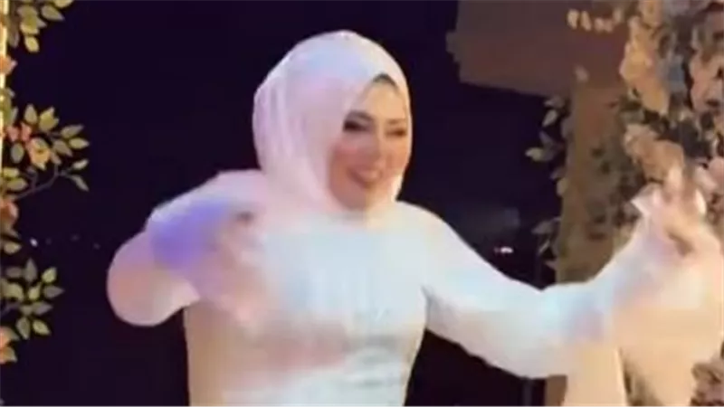 «كسرتوا فرحتي».. أول تعليق من عروس بعد موجة الانتقادات بسبب فستان زفافها 