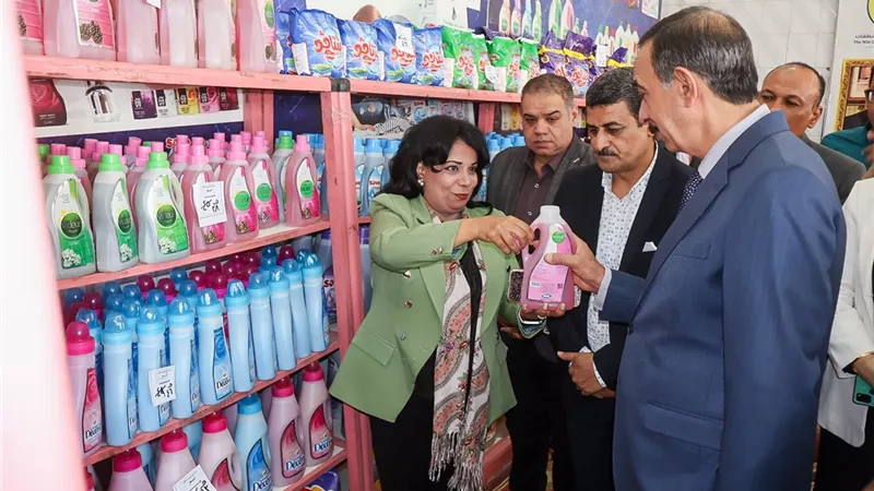 جودة وأسعار في متناول الجميع.. محافظ سوهاج يتفقد معرض منتجات النيل للزيوت والم