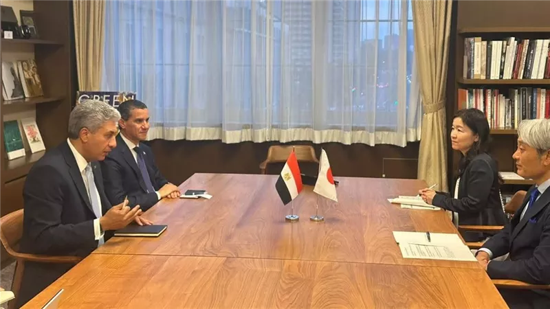 لبحث تعزيز التعاون..وزير السياحة يلتقي مفوض الشئون الثقافية بالحكومة اليابانية