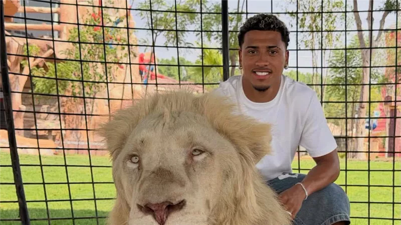 خوان بيزيرا يخطف الأنظار في دبي مع الأسود والنمور بعد رحيله عن الزمالك