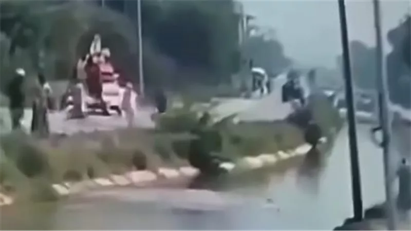 عناية إلهية تنقذ طفلة من الغرق بعد سقوطها في الترعة | فيديو
