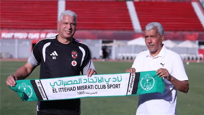 الاتحاد المصراتي يهدي وائل جمعة مدير الكرة بالأهلي درع وعلم النادي