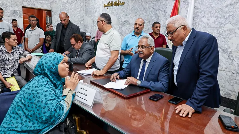 خلال اللقاء الجماهيري.. نائب محافظ سوهاج يلتقي المواطنين لبحث طلباتهم وحل الشكاوي