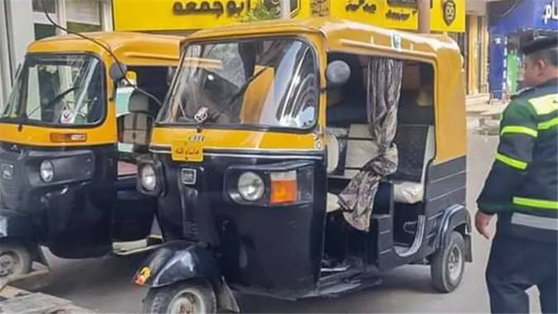 التوك توك والمهن الحرفية.. معركة الدخل السريع أمام سنوات اكتساب المهارة(تقرير)