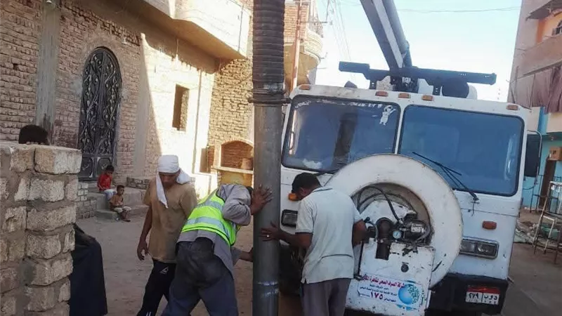 استجابةً لشكاوى الأهالي محافظ أسوان يوجه بتكثيف تطهير شبكات الصرف بالمحافظة