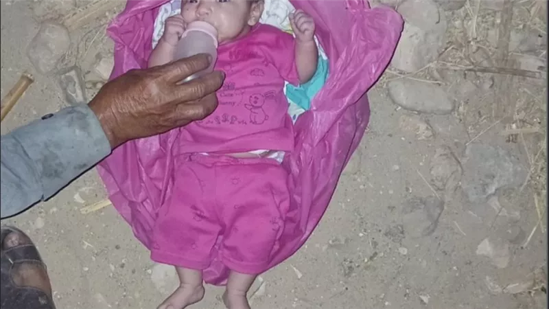 «ساعدونا نوصلها لأهلها».. العثور على طفلة بطريق صحراوي في أبوتشت