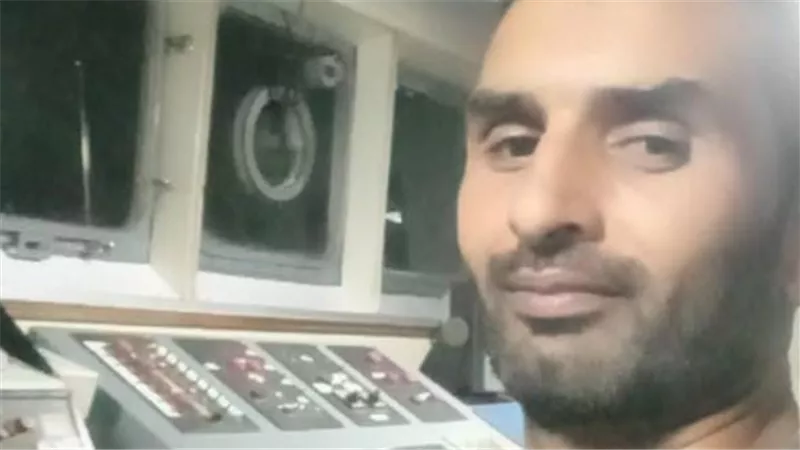 أول تصريح من خال سامح عبد العظيم المخطوف على متن سفينة بعد خبر الإفراج عنهم