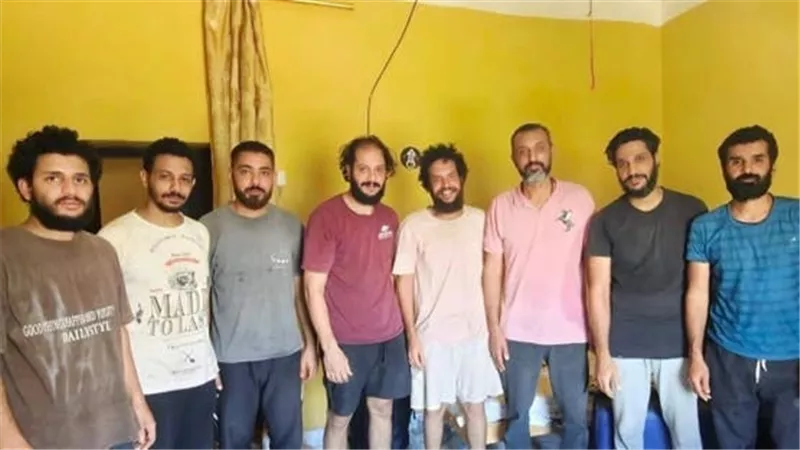 بعد 151 يومًا.. عودة الأمل لأسر 8 بحارة مصريين اختُطفوا قبالة الصومال