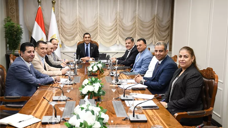 وزير الرياضة يعقد اجتماعًا عبر الفيديو كونفرانس مع مديري مديريات الشباب 