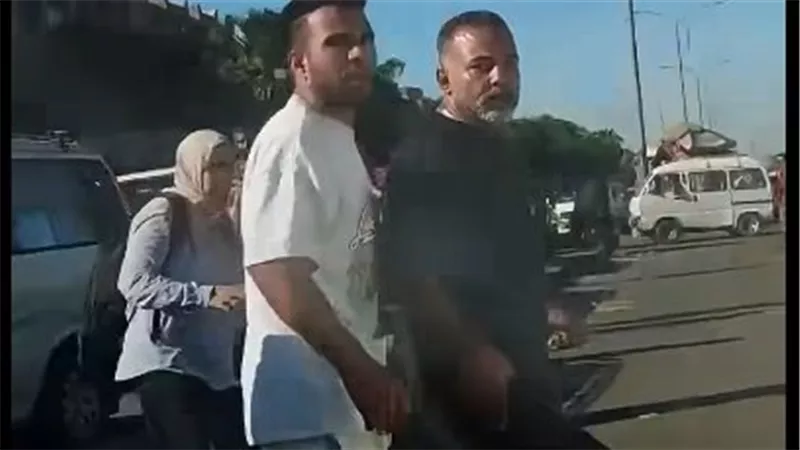 «كسر مراية عربيتنا وطلب 1000 جنيه».. زوجان يستغيثان بعد مشادة مع سائق في 6 أكتوبر