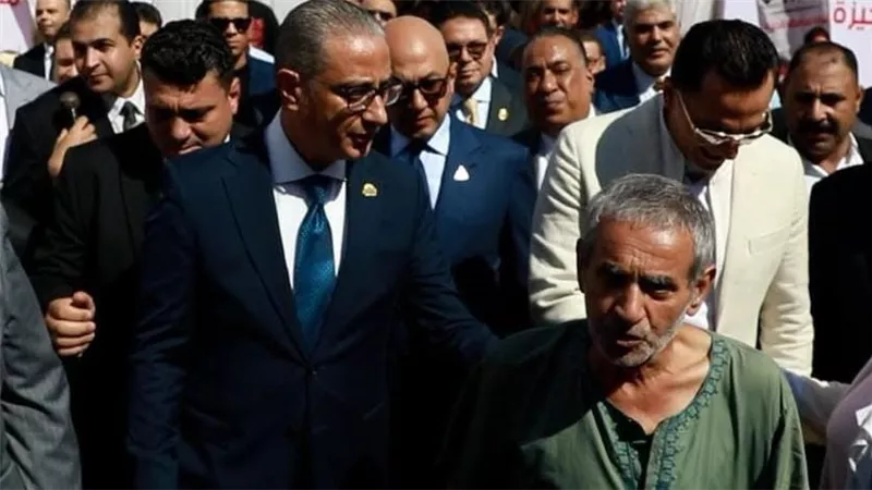 محافظ الجيزة يستجيب لمسن استوقفه خلال جولته ويوجه بتوفير الرعاية الطبية