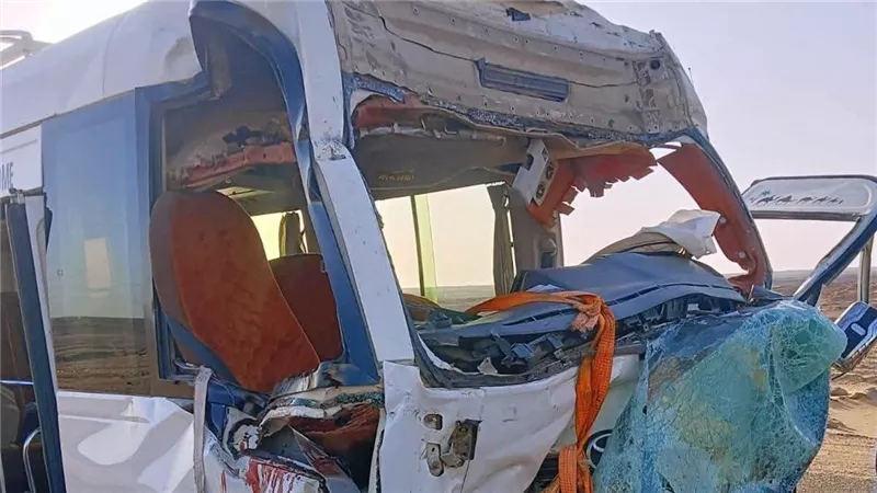 9 صينيين و3 مصريين.. 12 مصابًا في تصادم كوستر بأتوبيس سياحي بطريق أسوان 