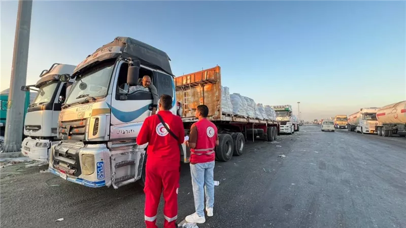 «زاد العزة 288».. الهلال الأحمر المصري يدفع قافلة جديدة بالمساعدات إلى غزة