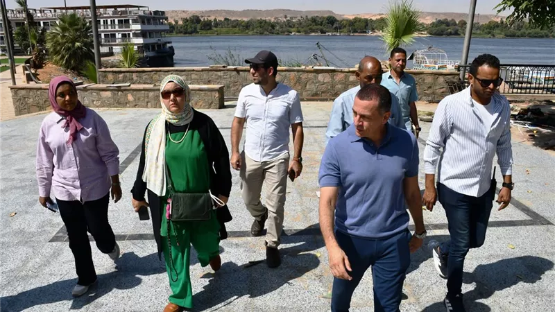 محافظ أسوان يتفقد ميدان الجوزيرة وحديقة الزهور.. بوابة حضارية وهوية أسوانية