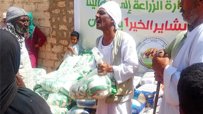 إيفاد قوافل مساعدات غذائية لأهالى قرى كلابشة وبشاير الخير وتوماس وعافية بأسوان